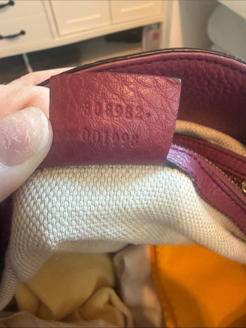 Gucci Leather Shoulder Bag in Berry Pink with Tassel - Picture 2 of 3